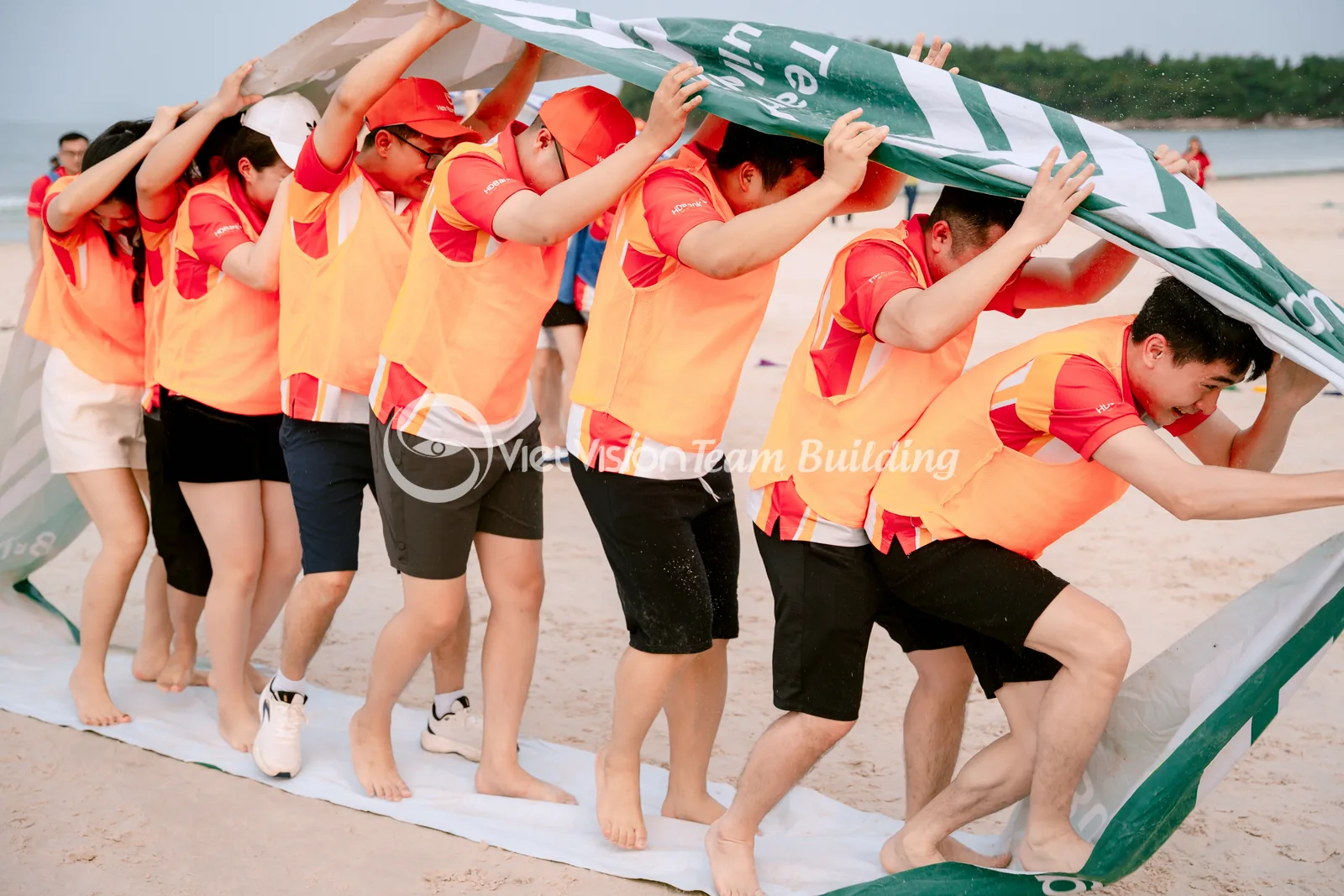 Các Thành Viên Cùng Mang Đạo Cụ Tập Thể các thành viên cùng mang đạo cụ tập thể