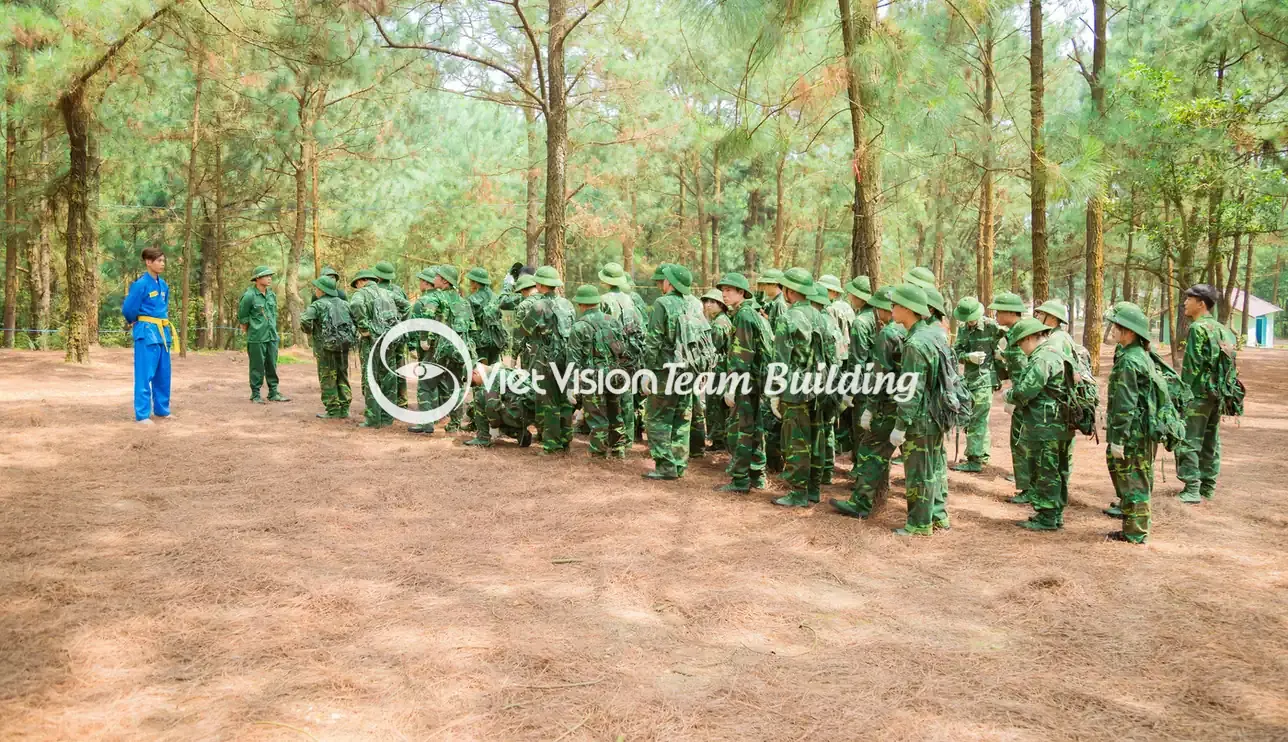 Đội hình nhận lệnh trong chương trình team building quân đội cho đoàn công ty