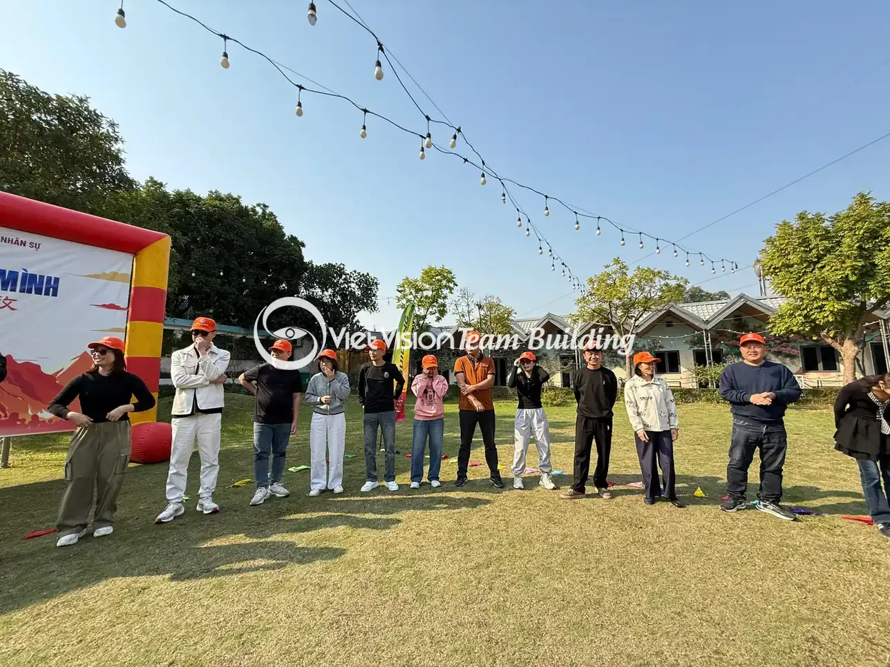 Đội chơi xếp hàng chờ nhận thử thách trong chương trình team building Đội chơi xếp hàng chờ nhận thử thách trong chương trình team building