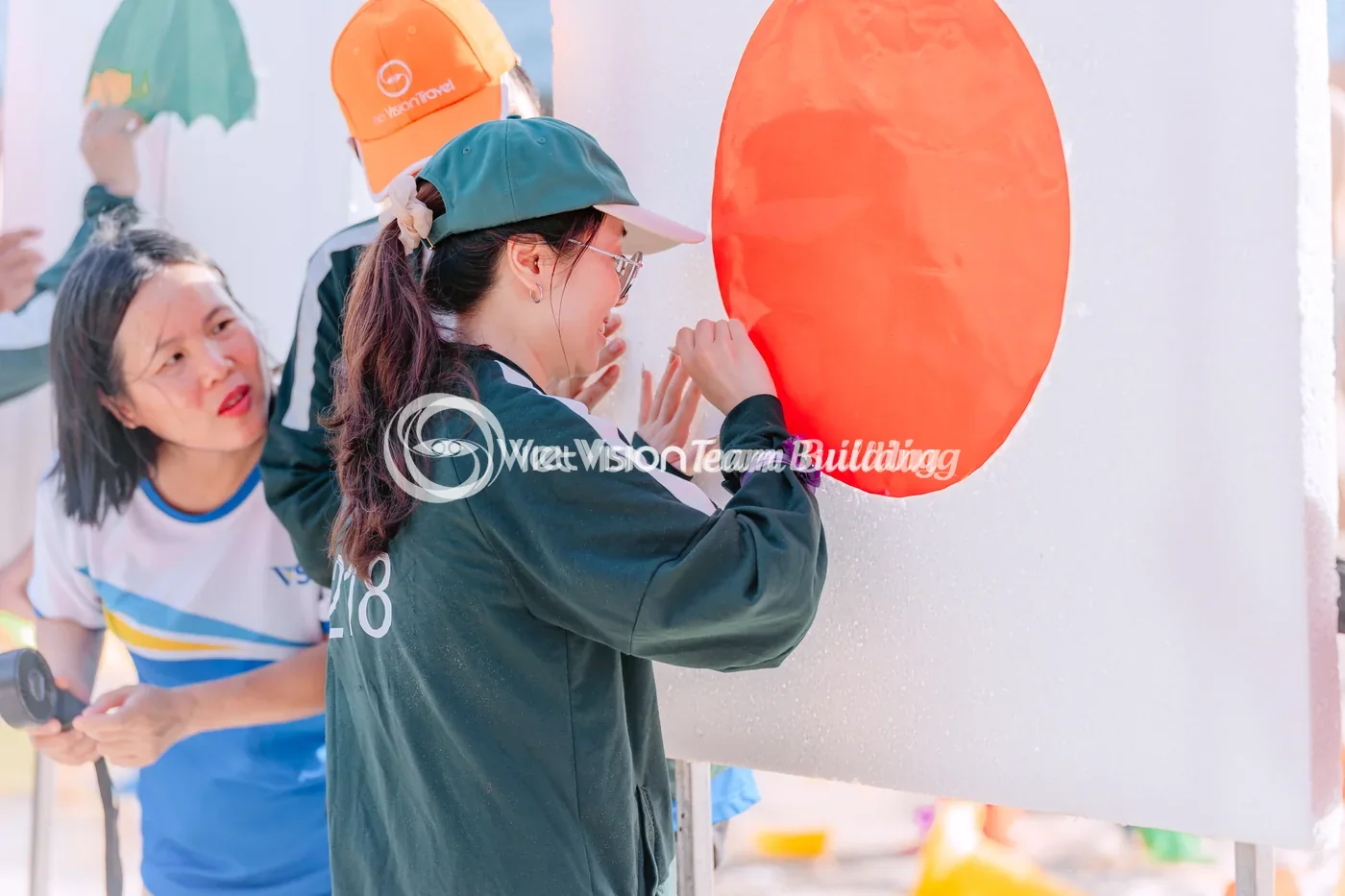 Người tham gia chơi game có đạo cụ trong chương trình team building Cát Bà
