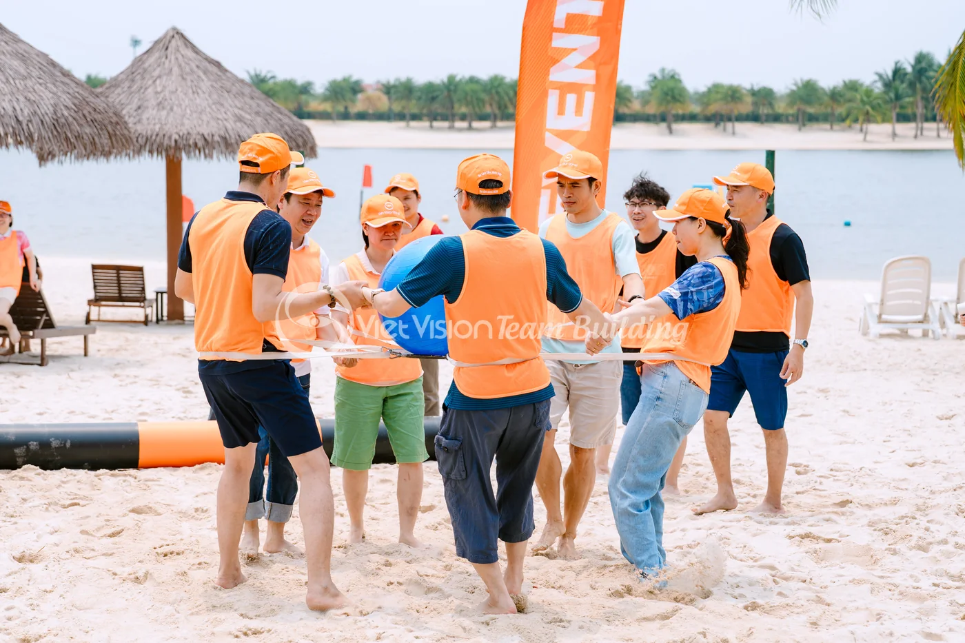 Đội chơi hoàn thành checkpoint trong team building Amazing Race để được tính điểm