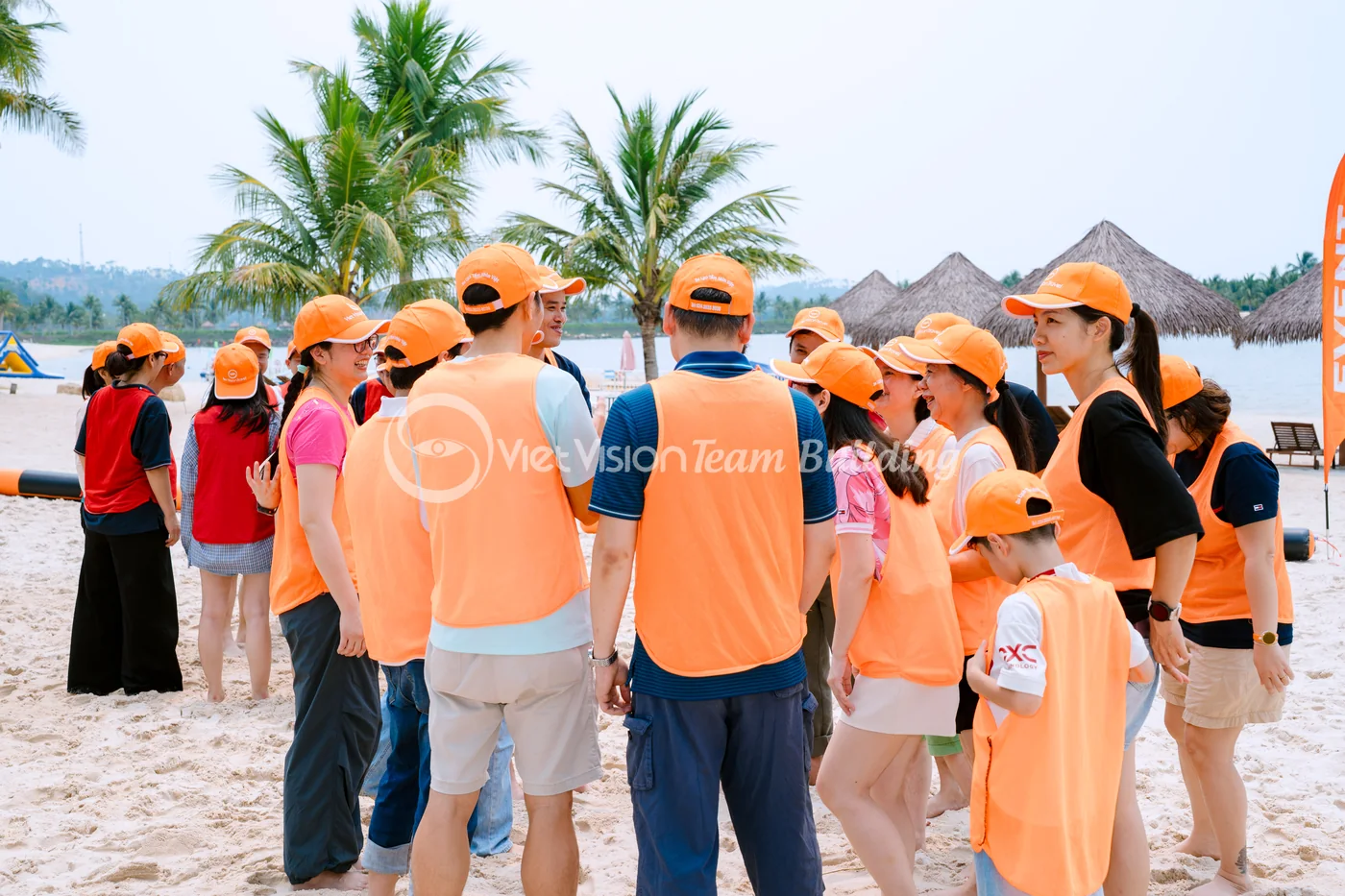 Đội chơi trao đổi trước khi vào trạm để hiểu luật chấm điểm team building Amazing Race