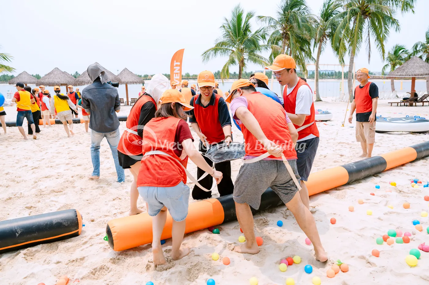 Đội chơi thực hiện nhiệm vụ có đạo cụ để ghi nhận minh chứng điểm team building Amazing Race
