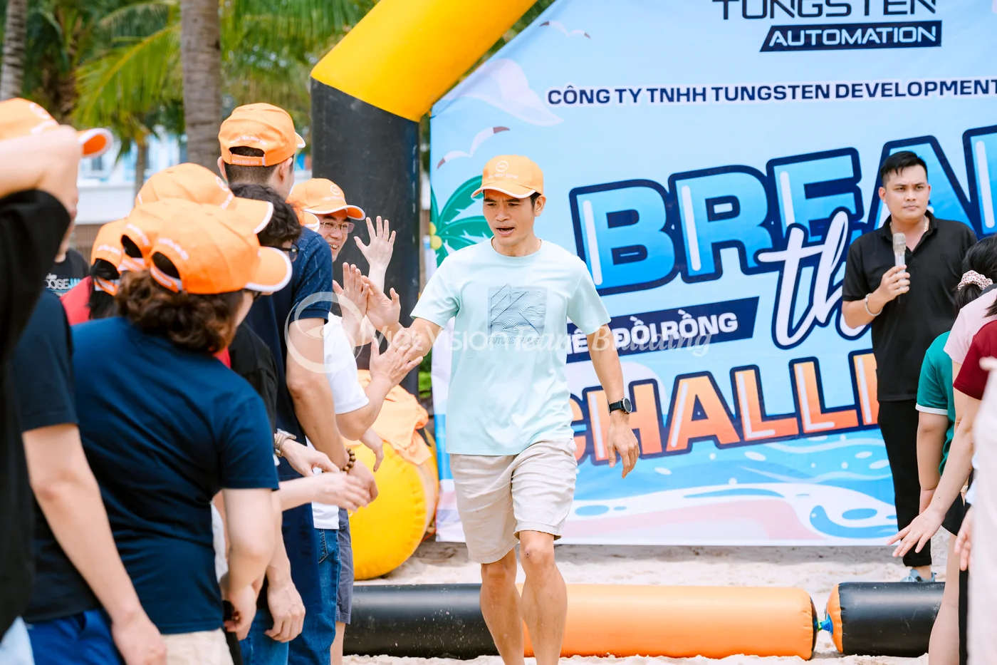 Điều phối viên xác nhận kết quả sau một lượt chơi team building Amazing Race