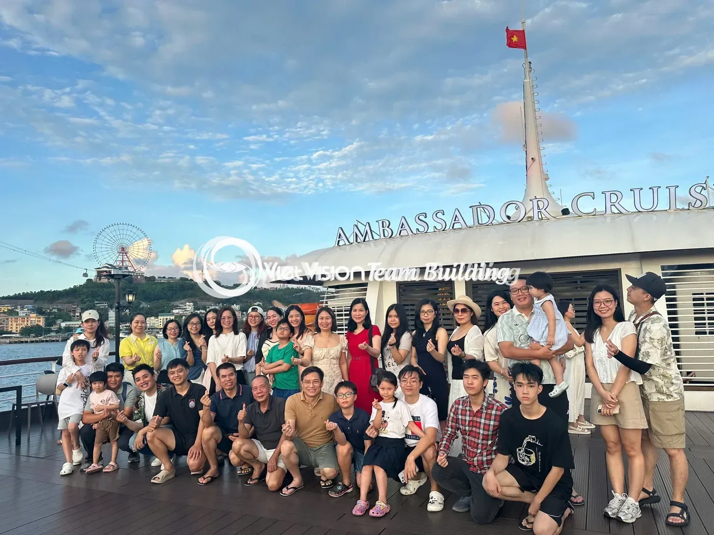 Khách tập trung chụp ảnh tại điểm nhận diện chương trình Khách tập trung chụp ảnh tại điểm nhận diện chương trình