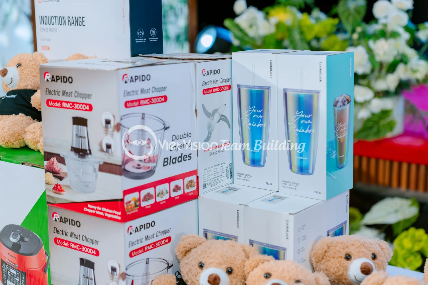 Quà và thiết bị trưng bày tại gala