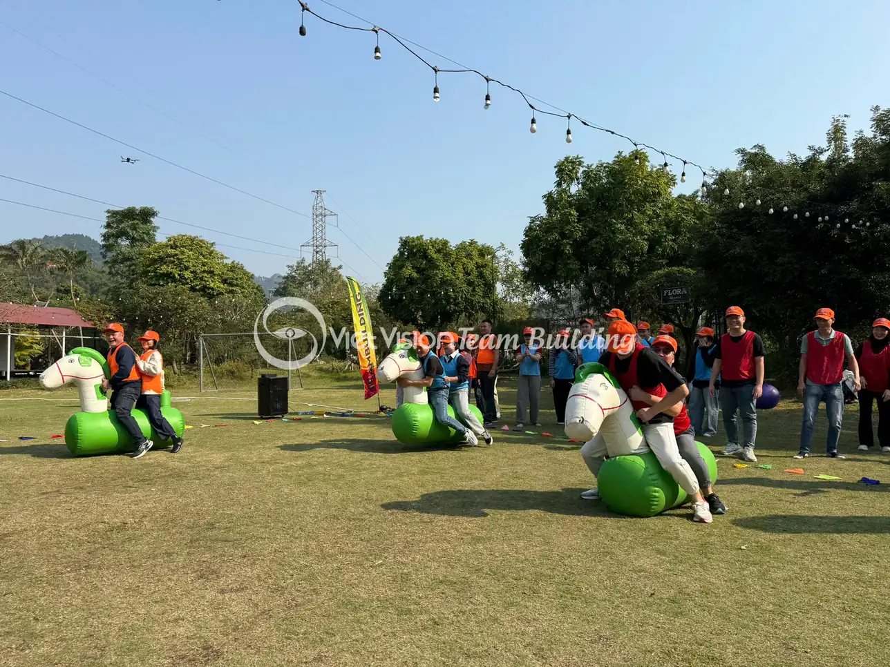 Người chơi sử dụng đạo cụ bơm hơi trong hoạt động team building ngoài trời