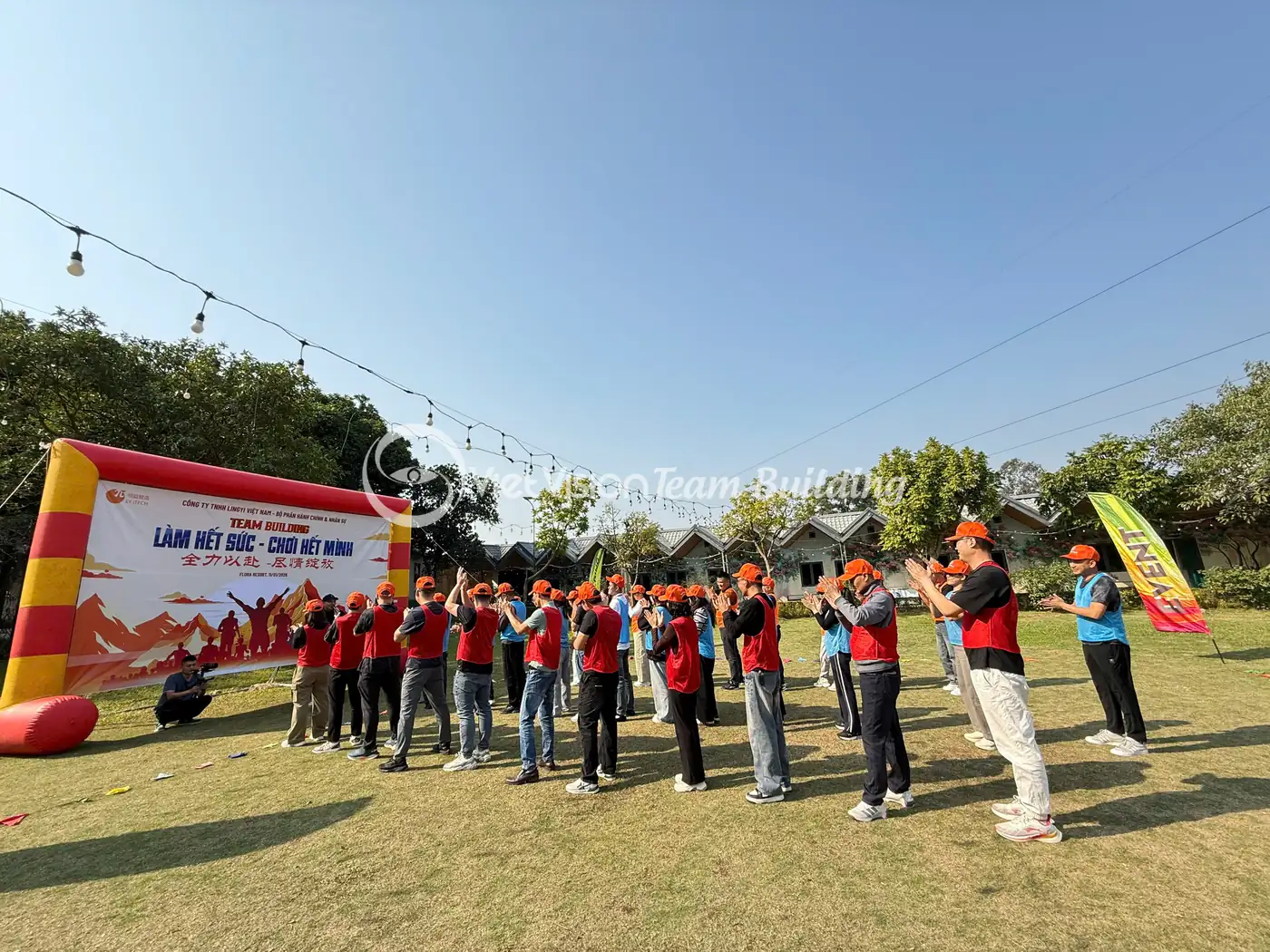 Đội chơi xếp hàng theo line trên sân team building ngoài trời