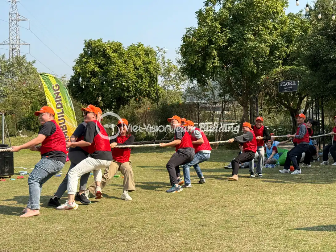 Nhiều đội chơi phối hợp trong thử thách team building trên sân cỏ