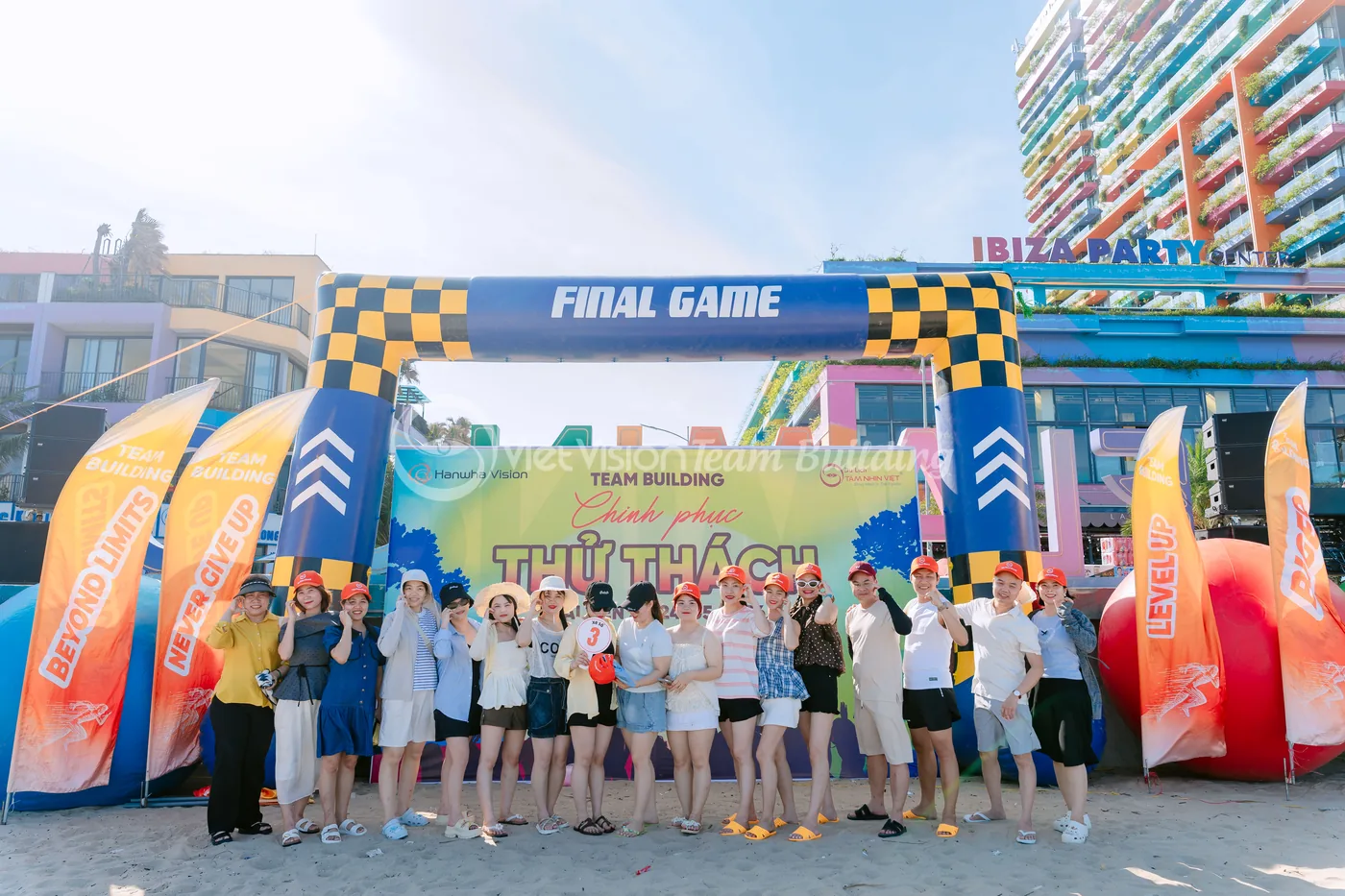 Khu vực mở màn chương trình team building có backdrop chủ đề rõ ràng