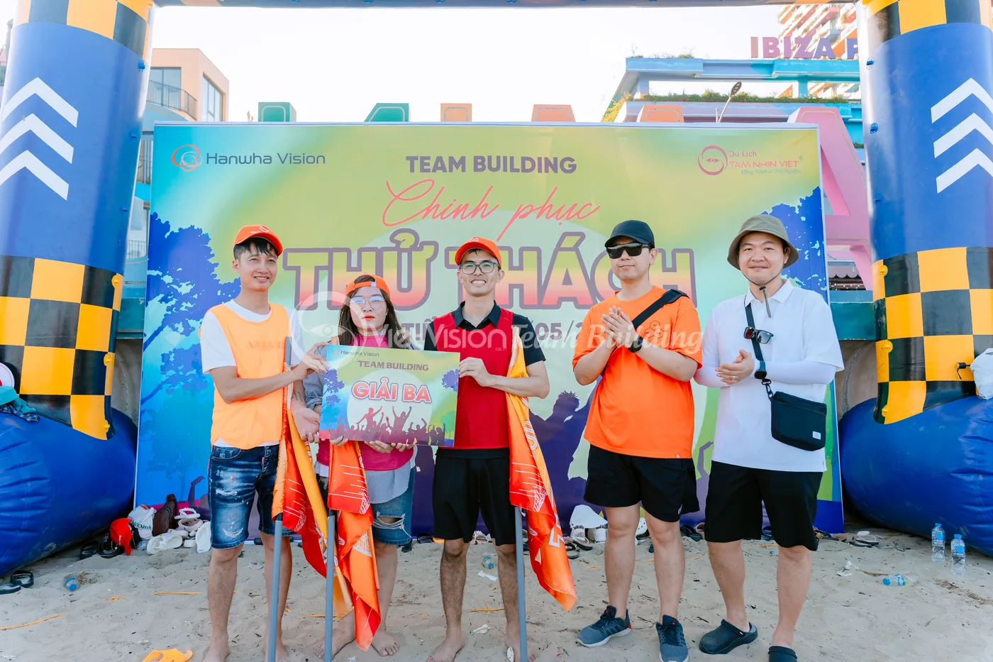 Đội thắng nhận giải trước backdrop chương trình team building