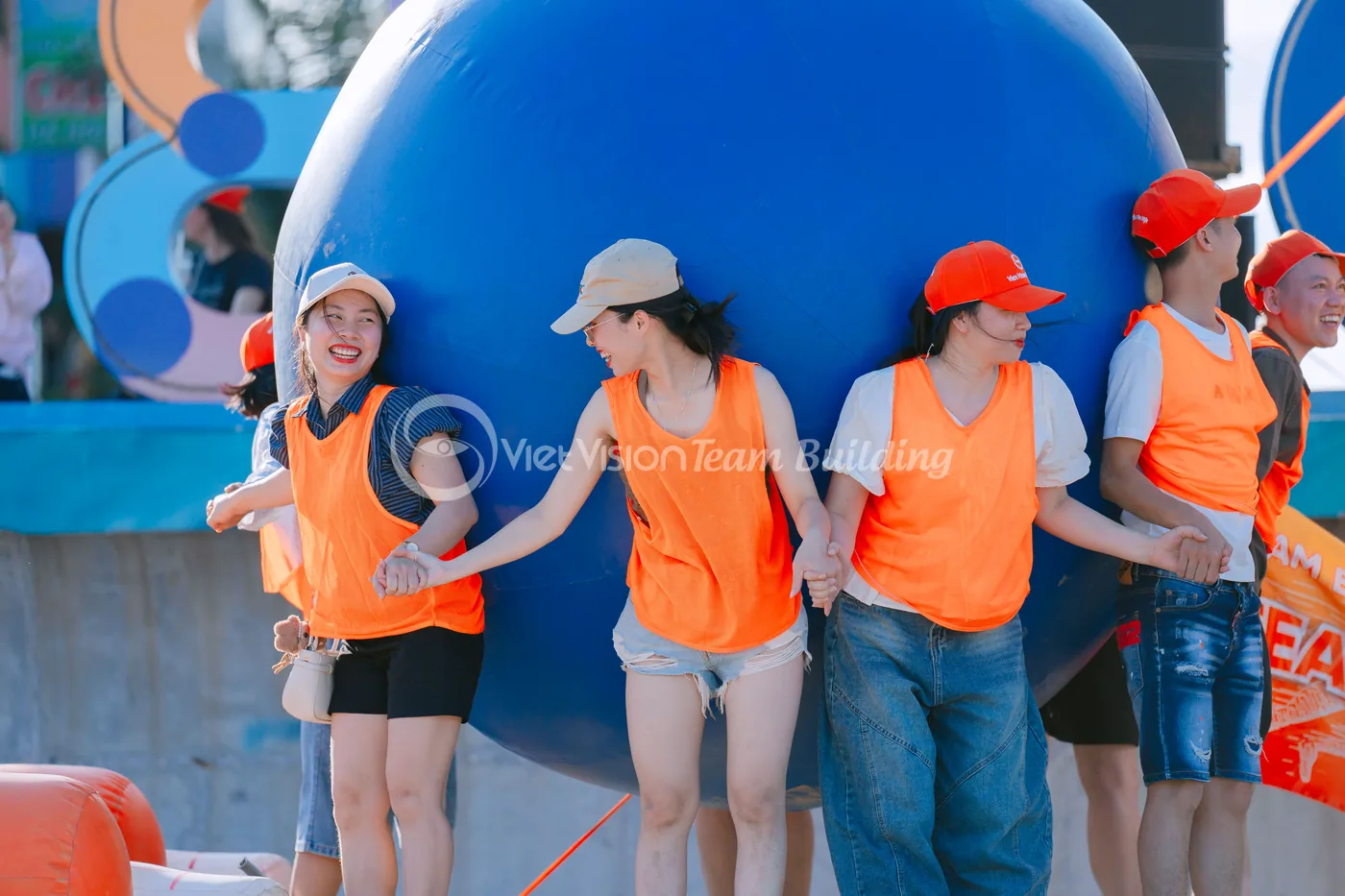 Đội chơi phối hợp vượt thử thách bóng hơi trong team building bãi biển