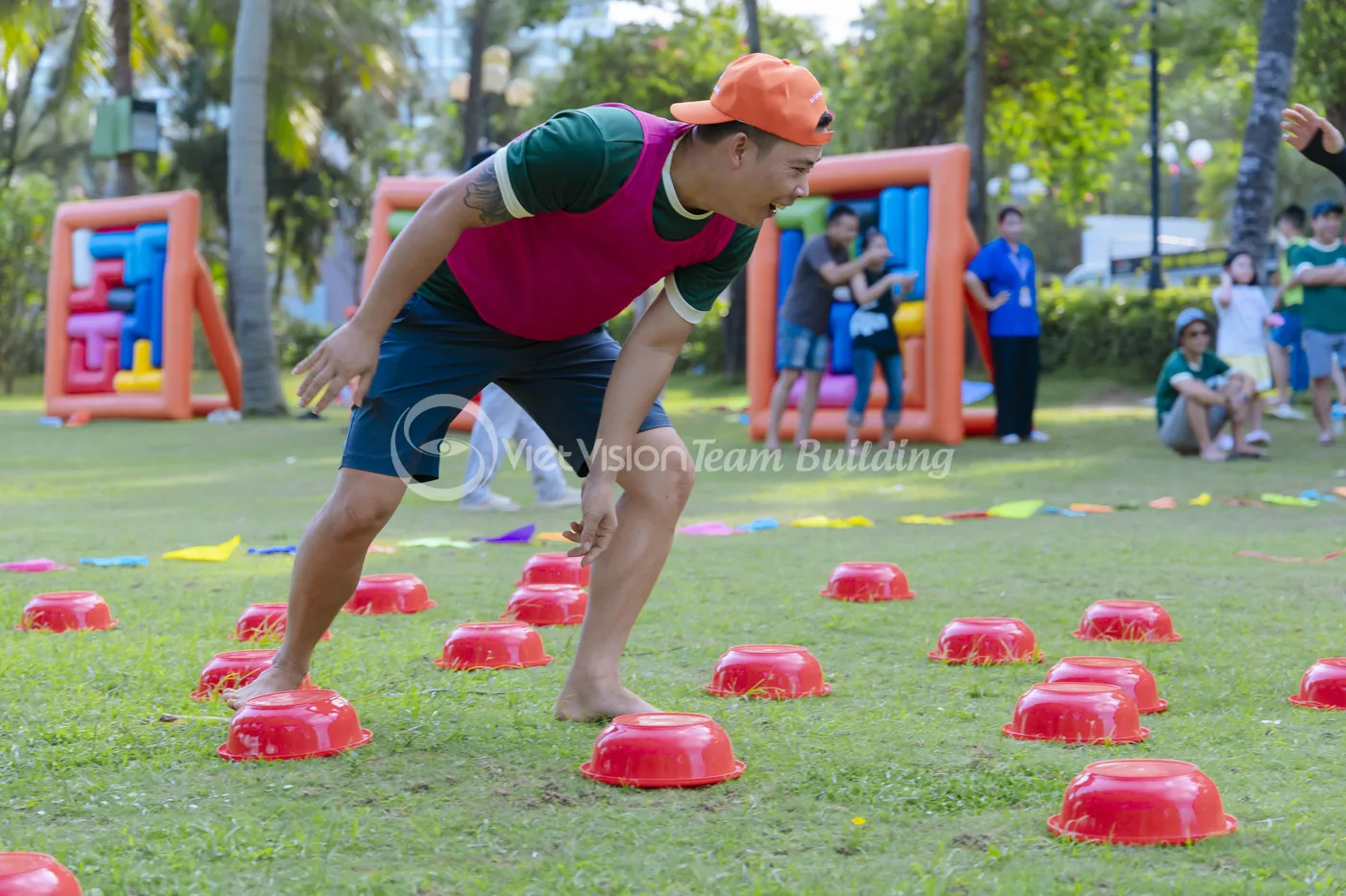 Người chơi vượt thử thách vận động trong concept team building