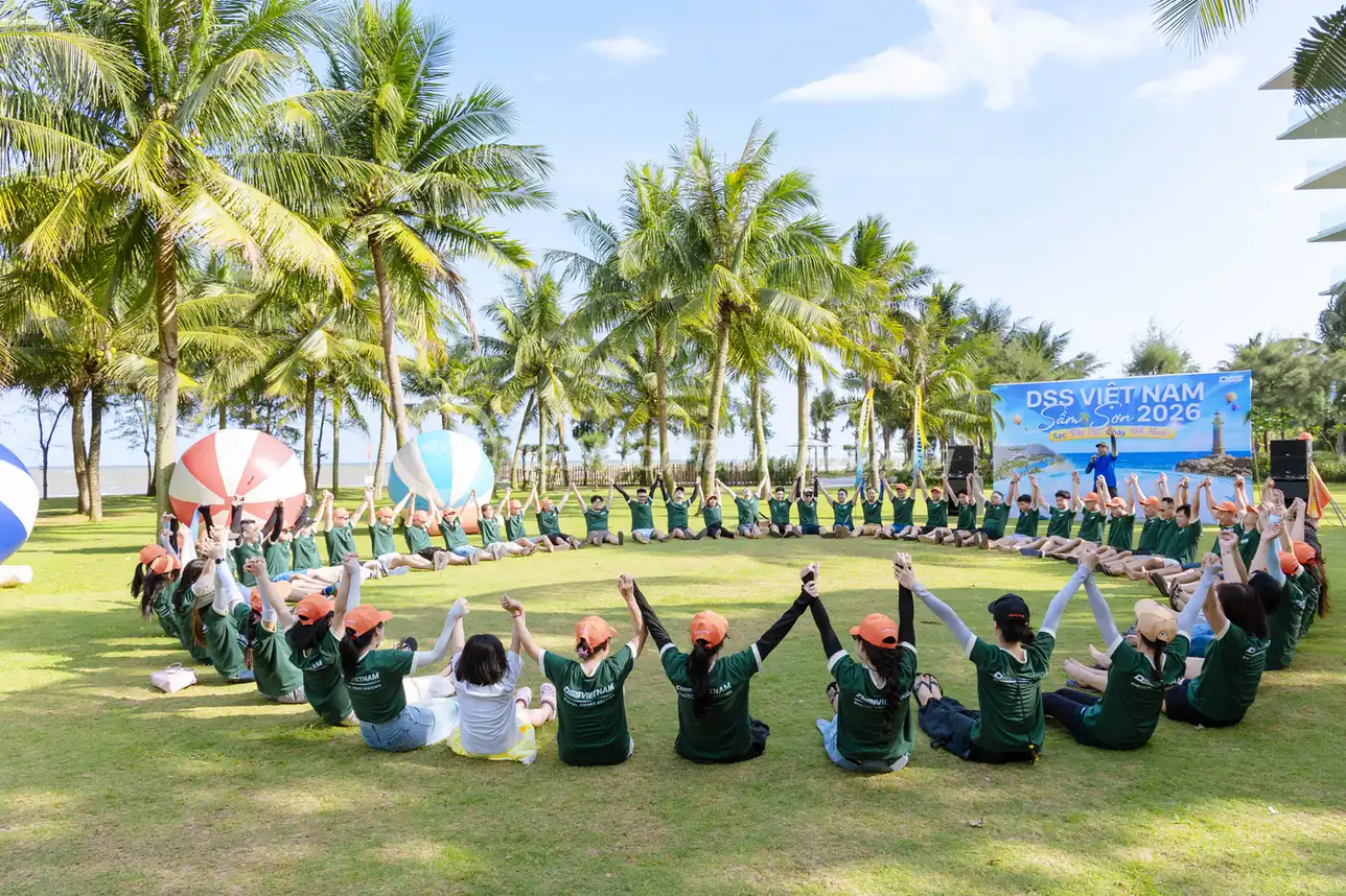 Đội ngũ ngồi vòng tròn trong chương trình concept team building