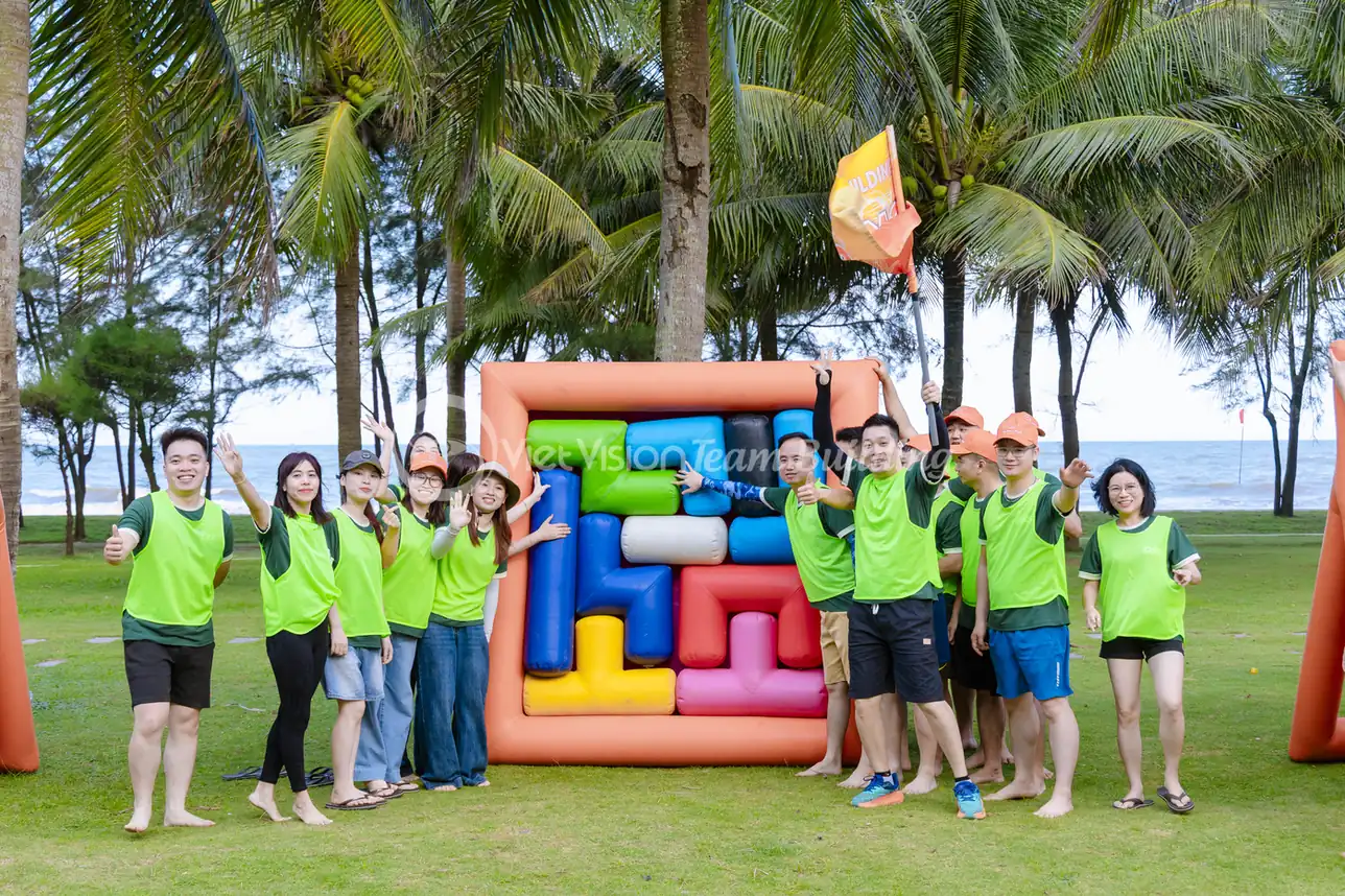 Đội chơi cùng màu áo và đạo cụ nhận diện trong concept team building