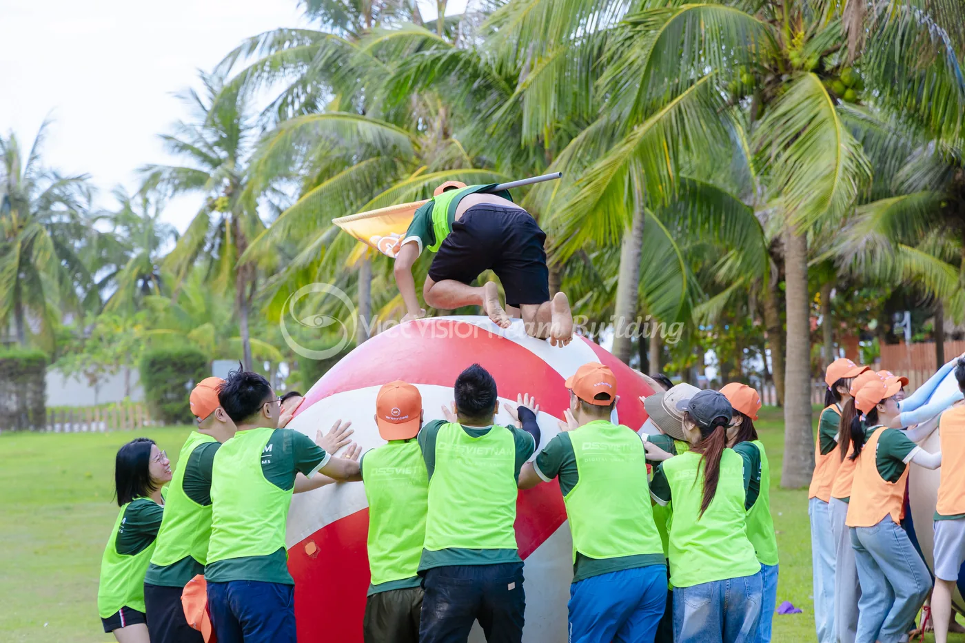 Đội chơi phối hợp vượt thử thách bóng lớn trong team building