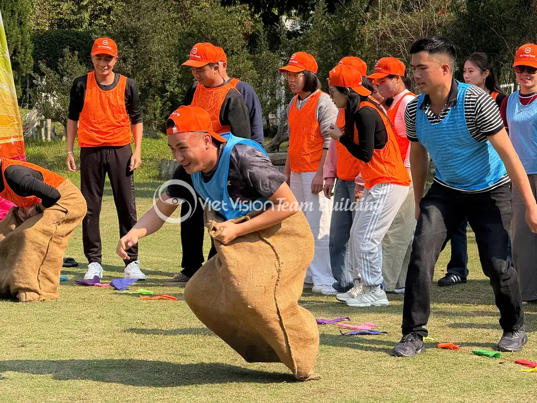 Người chơi tham gia thử thách vận động trong chương trình team building