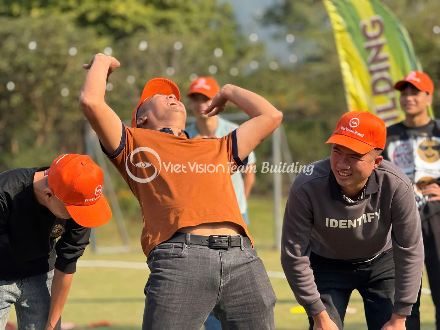 Ban tổ chức và người chơi trao đổi trước một thử thách team building