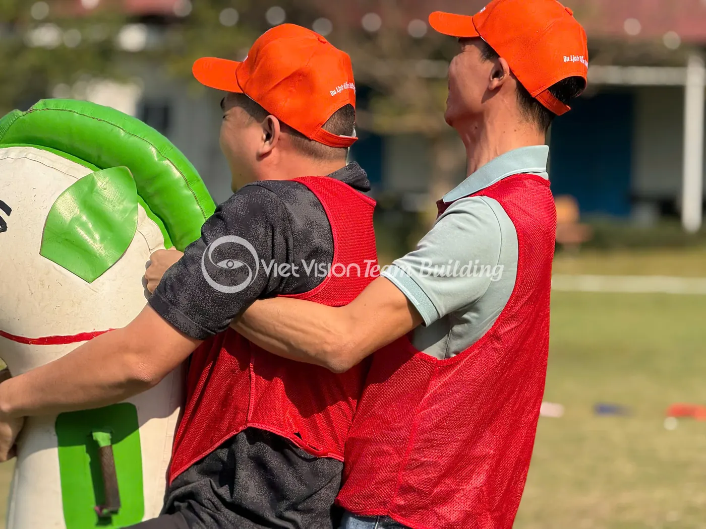 Đội chơi phối hợp cùng đạo cụ trong hoạt động team building công ty
