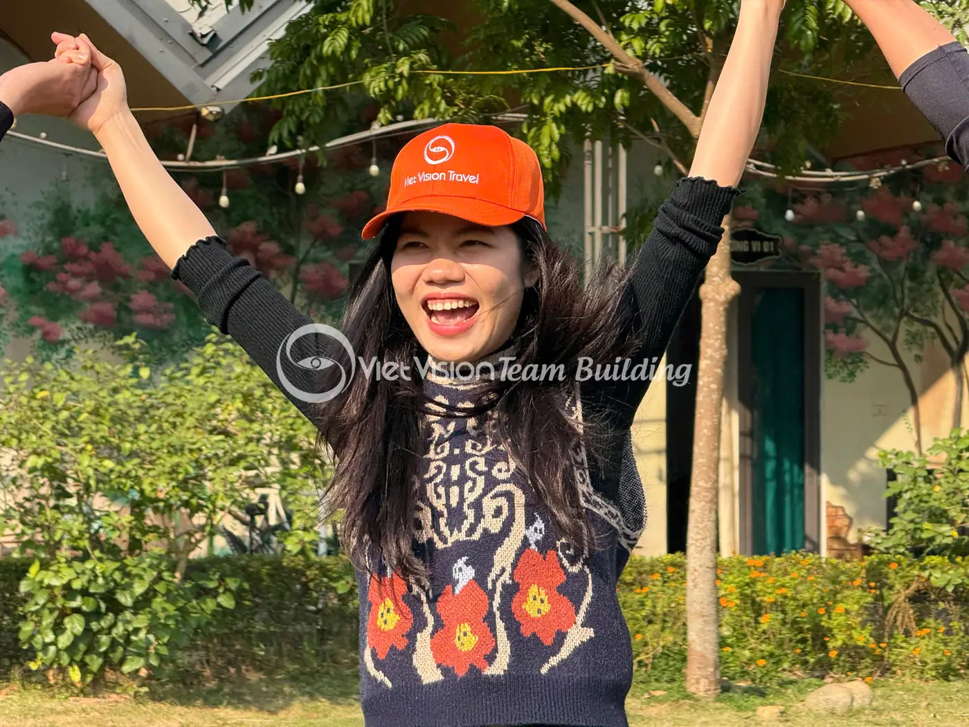 Nhóm nhân sự khởi động trước khi tham gia hoạt động team building công ty