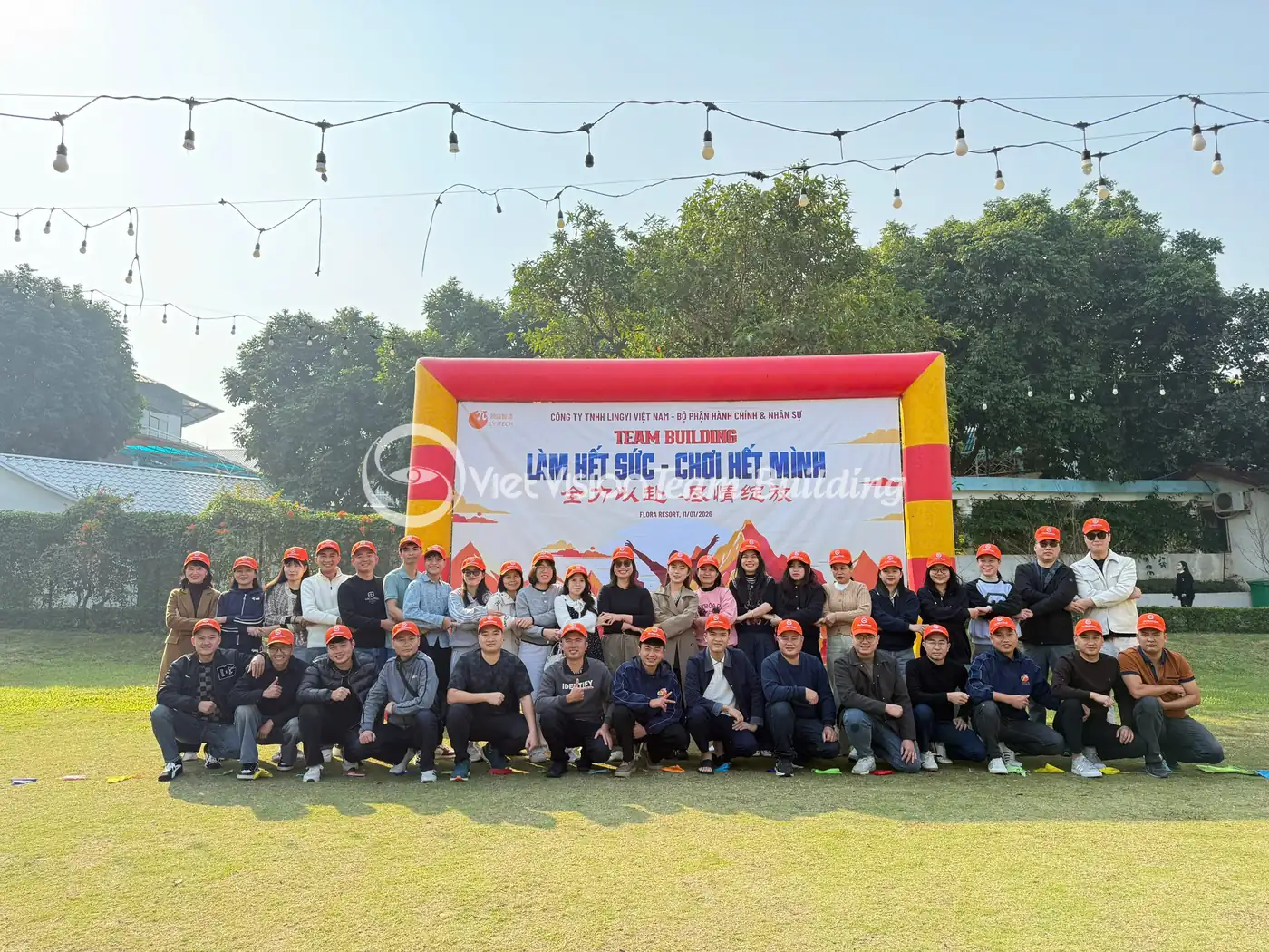 Các đội đứng thành hàng trong một hoạt động team building ngoài trời