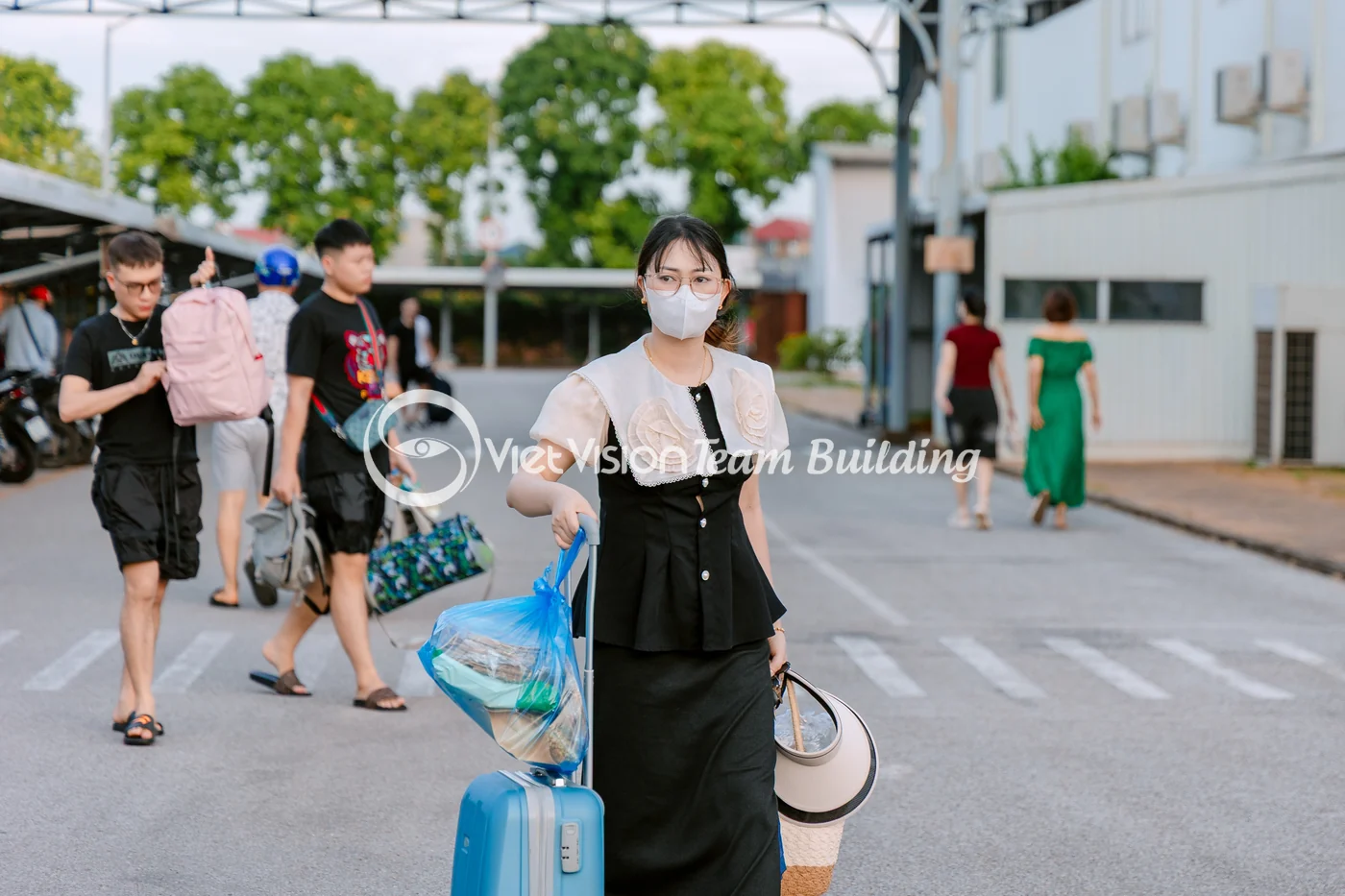 Mua đặc sản Hạ Long cuối chuyến giúp giảm áp lực bảo quản và hành lý