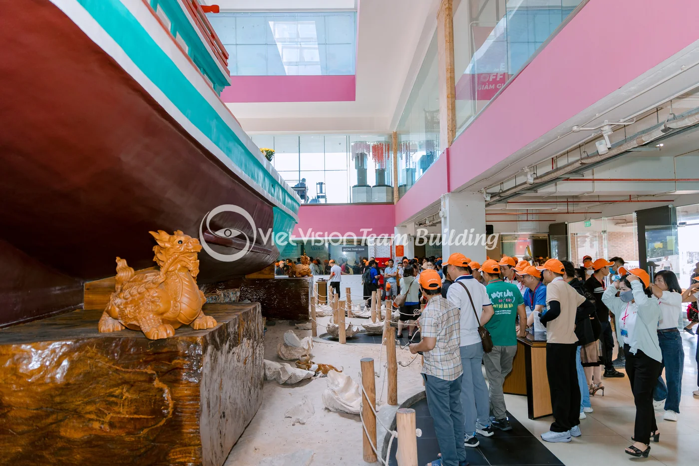Thành viên lựa chọn quà trong chuyến đi