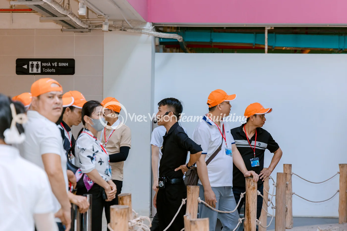 Đoàn tham khảo sản phẩm tại điểm mua sắm