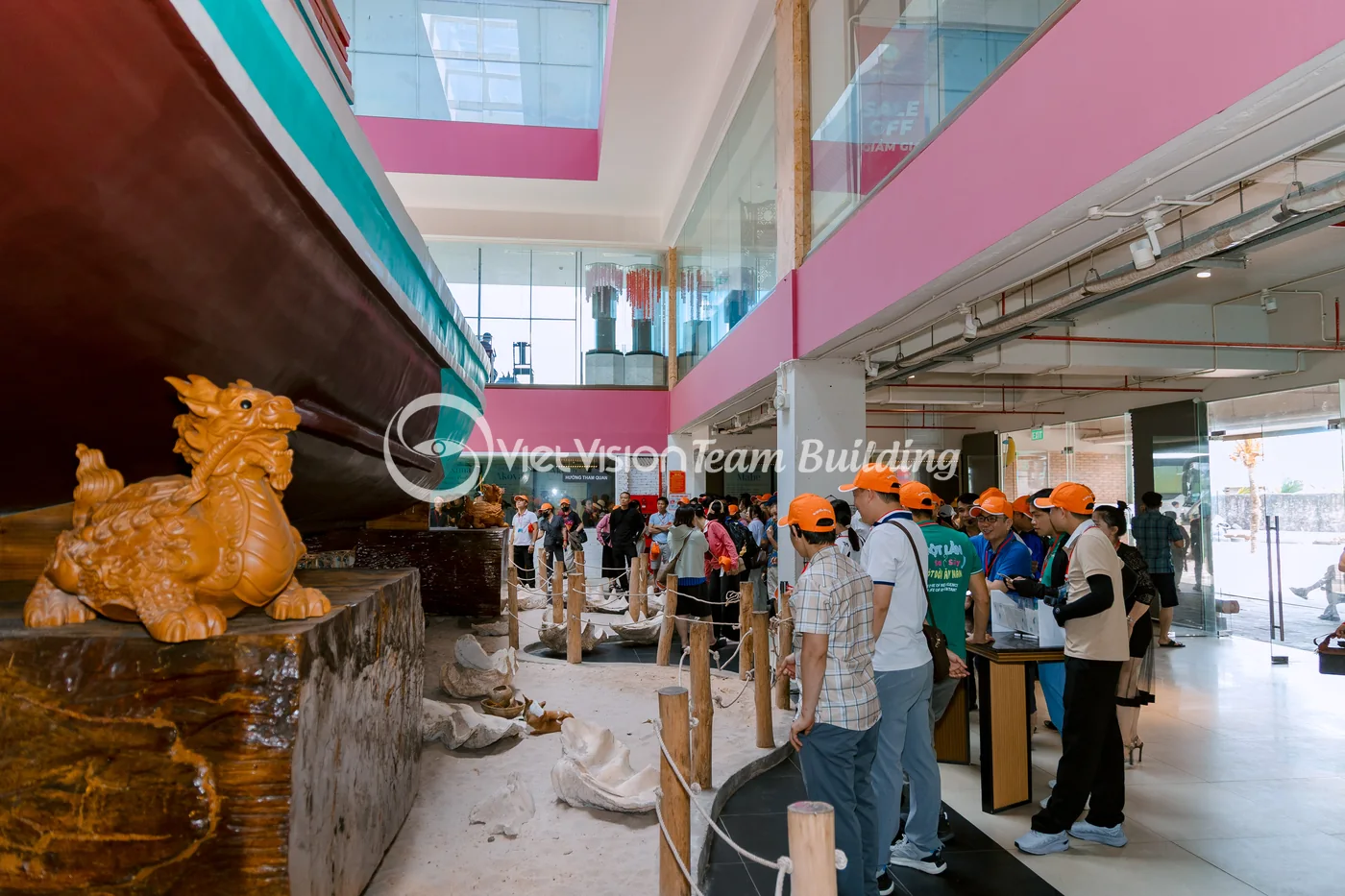 Đoàn công ty ghé điểm mua sắm