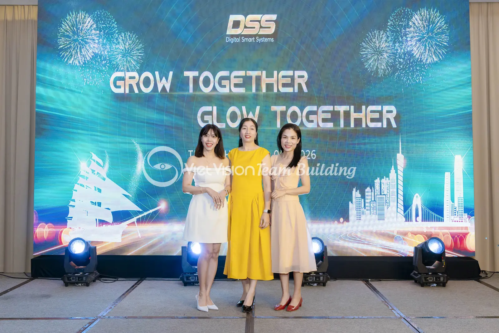 Đại Diện Doanh Nghiệp Trên Sân Khấu Gala đại diện doanh nghiệp trên sân khấu gala