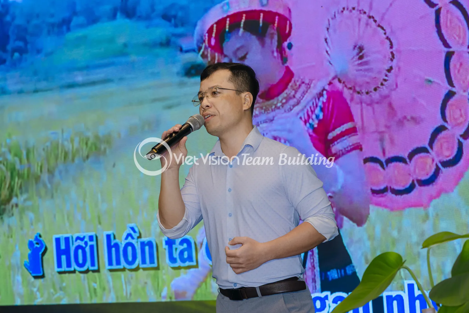 Đại Diện Nhân Viên Chia Sẻ Trên Sân Khấu đại diện nhân viên chia sẻ trên sân khấu
