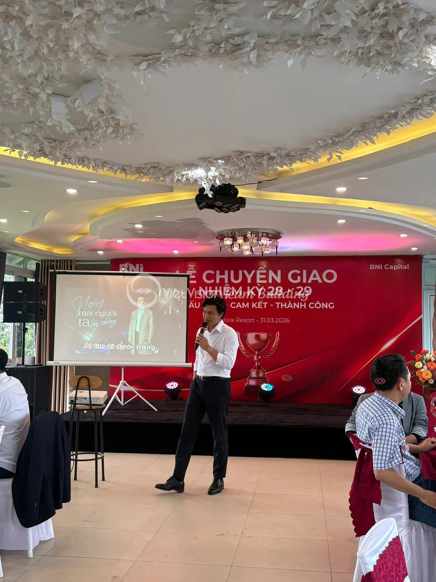 Người trình bày trước tập thể trong phần tổng kết và báo cáo sau chương trình