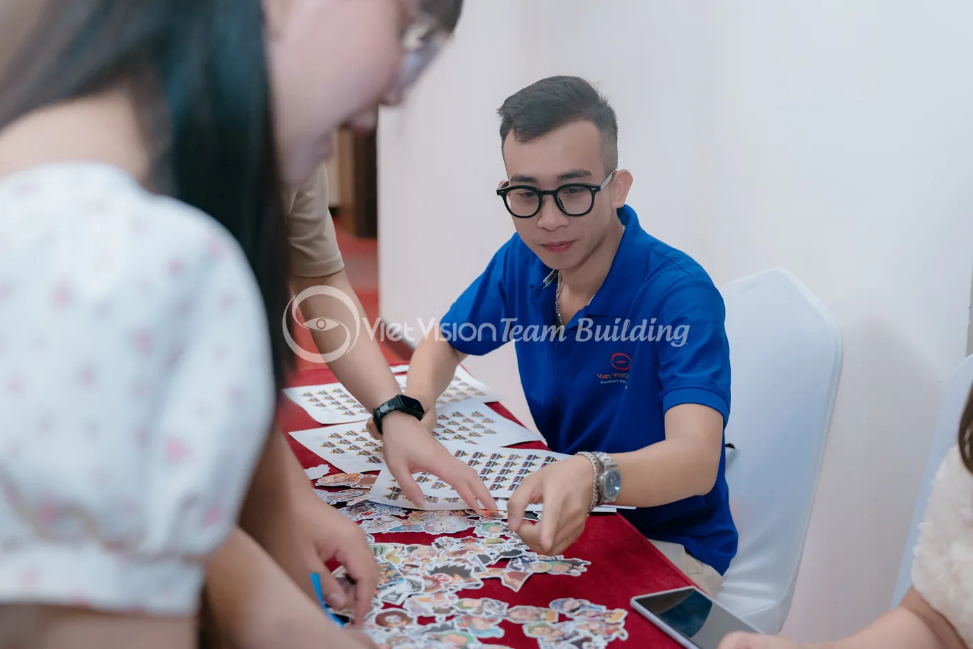 Nhóm nhân viên tham gia hoạt động bàn nhóm để quan sát cách phối hợp trong team building
