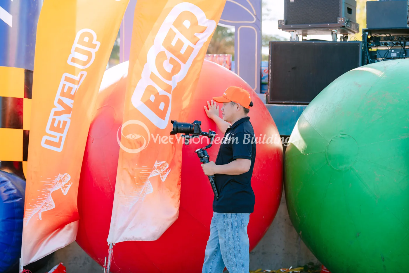 Khu đạo cụ team building Amazing Race có bóng hơi lớn, cờ hiệu và vật phẩm chuẩn bị cho ngày chạy