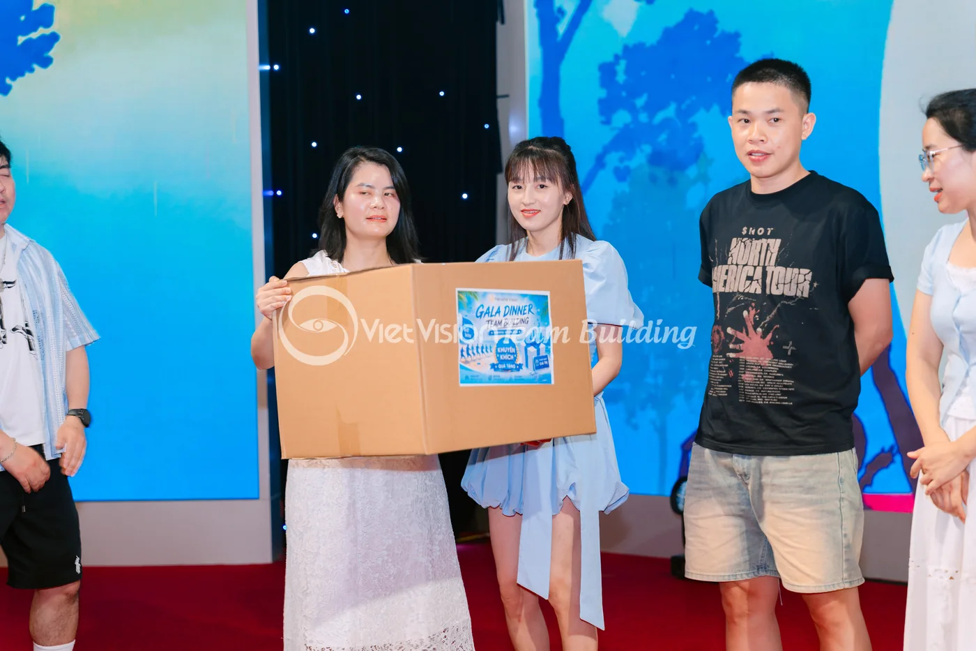 Hộp vật phẩm được bàn giao trên sân khấu để kiểm kit và đồ dùng cho chương trình