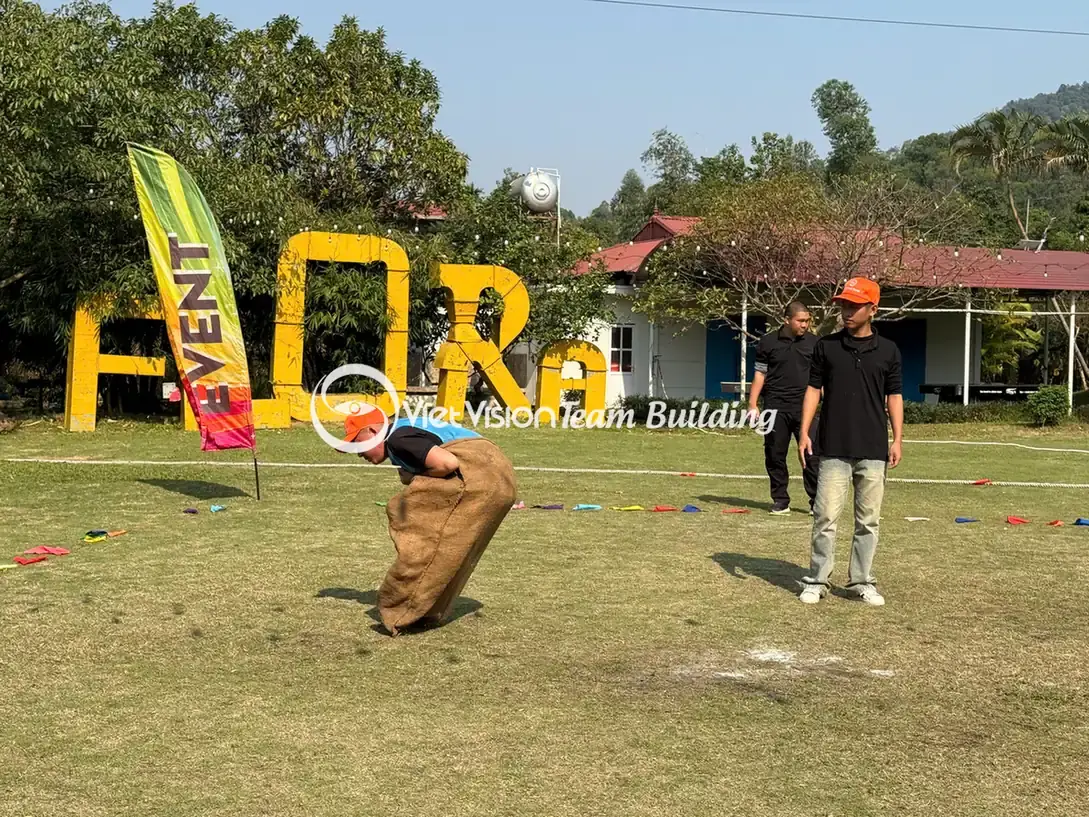 Người chơi vượt thử thách vận động trong chương trình team building Người chơi vượt thử thách vận động trong chương trình team building