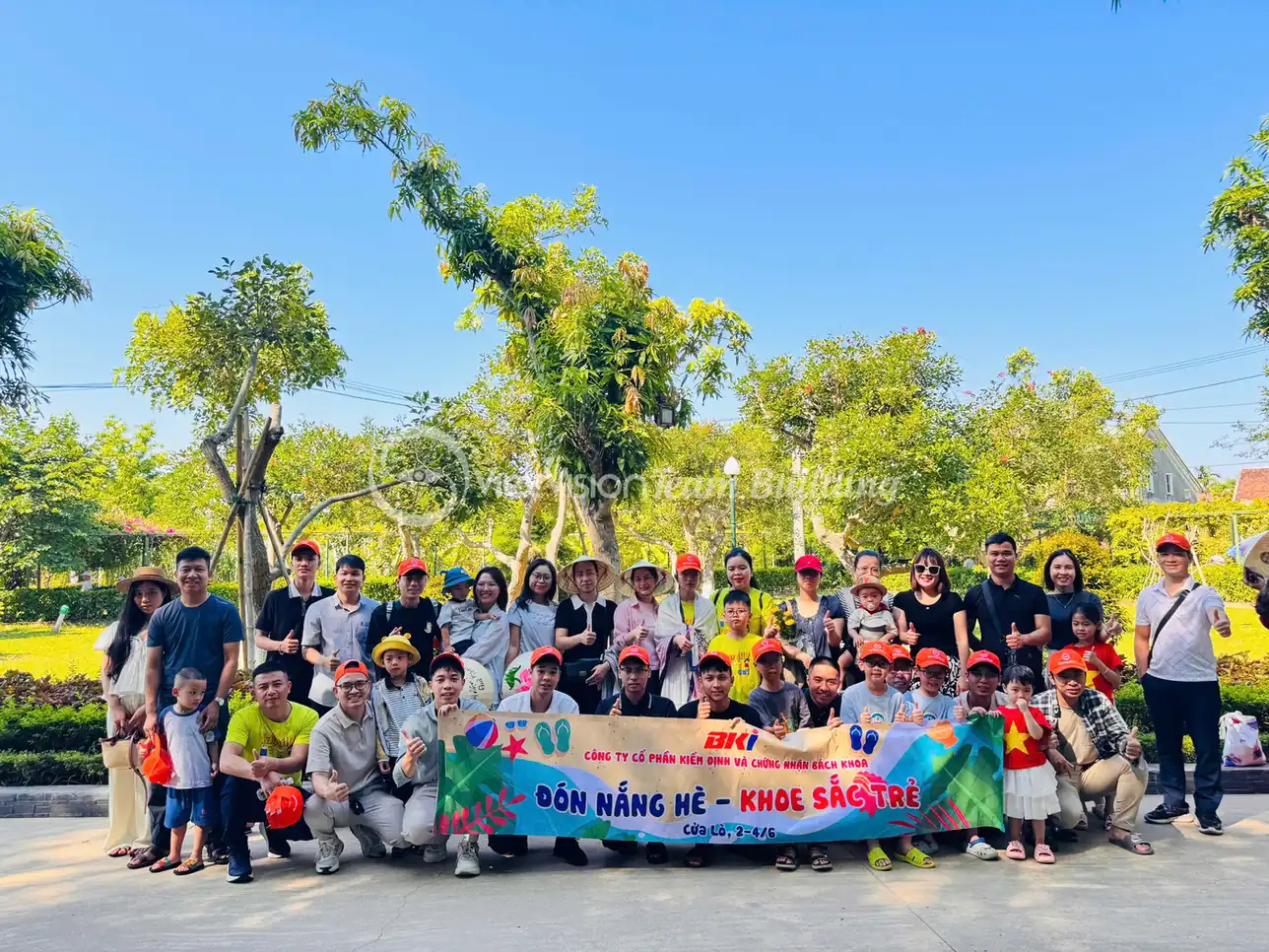 Tập thể công ty sẵn sàng tham gia chương trình team building sau khi chuẩn bị trang phục và đồ cá nhân