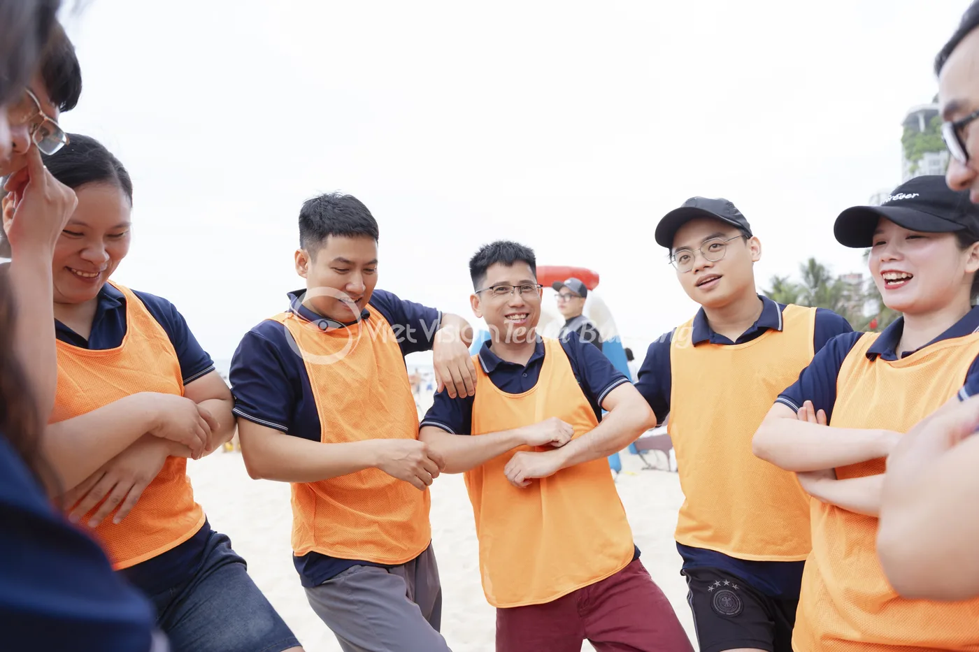 Nhóm nhân viên nghe hướng dẫn trước khi vào trò chơi team building để kiểm lại đồ dùng cần thiết