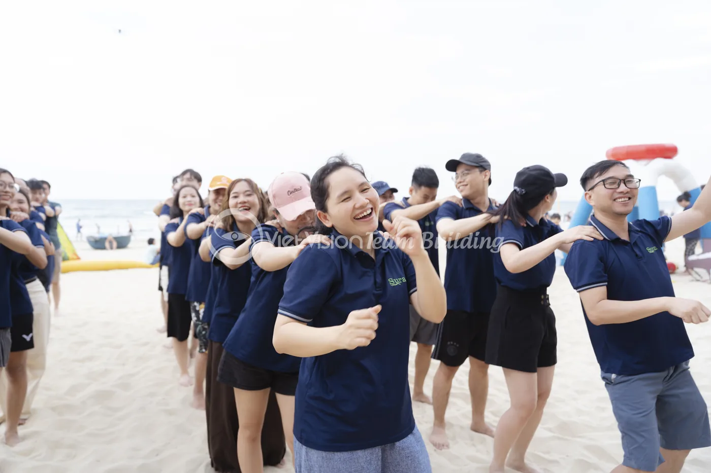 Nhân viên mặc trang phục đồng đội gọn gàng khi tham gia team building công ty