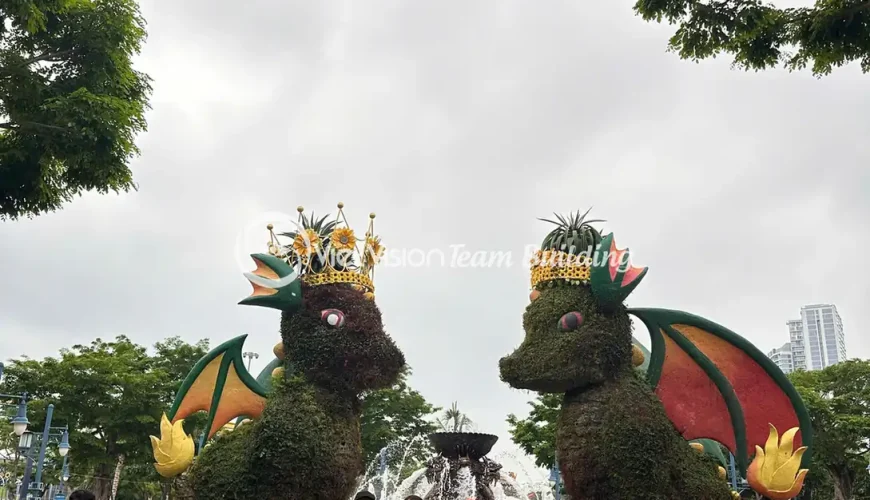 Đoàn khách tham quan vịnh Hạ Long trên tàu với khung cảnh biển phía sau