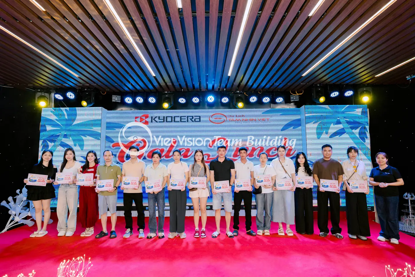 Sân khấu gala trong chuyến team building Cát Bà cho đoàn công ty