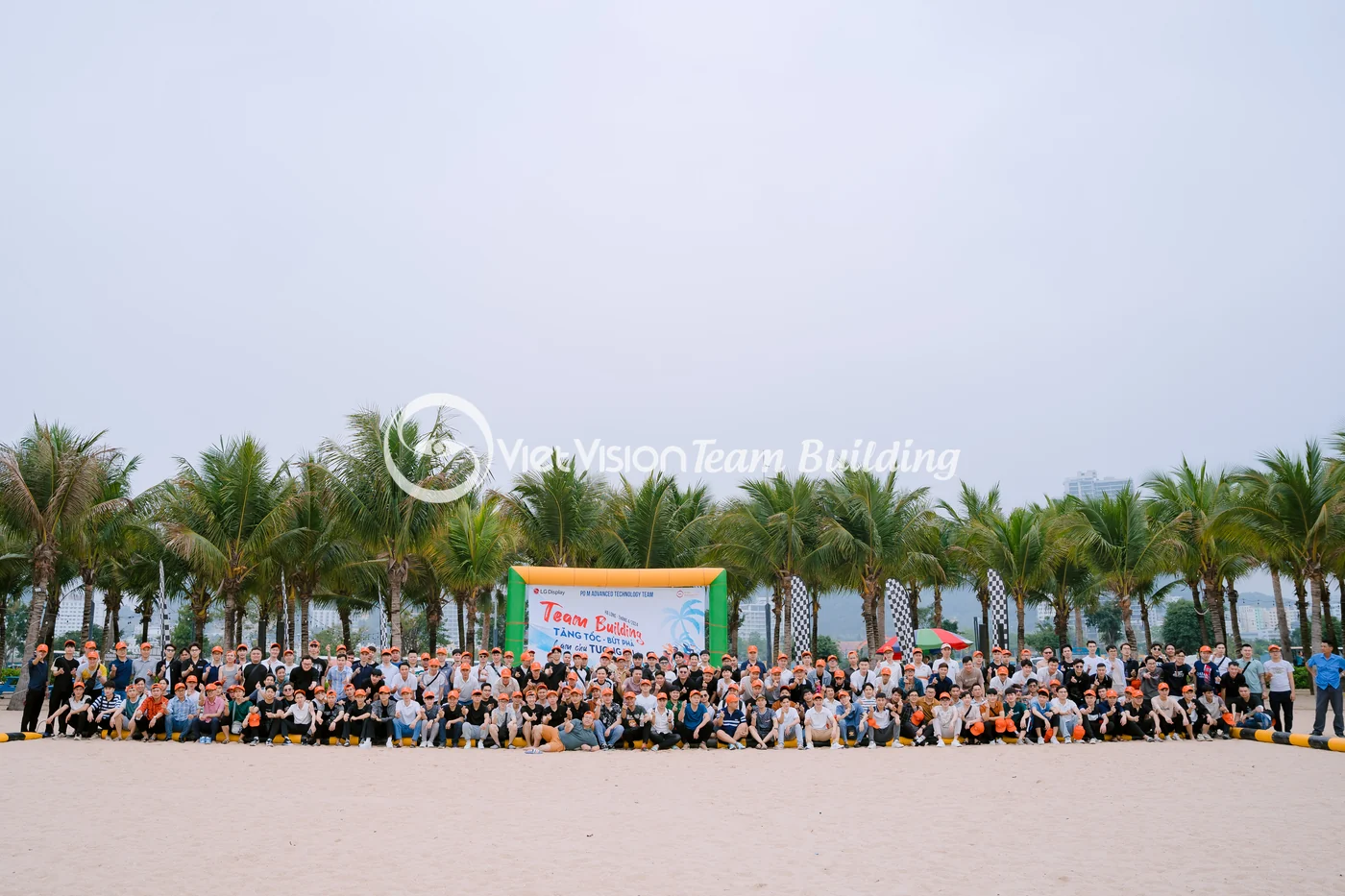 Đoàn đông tập trung trên bãi biển Hạ Long trước khi vào game team building