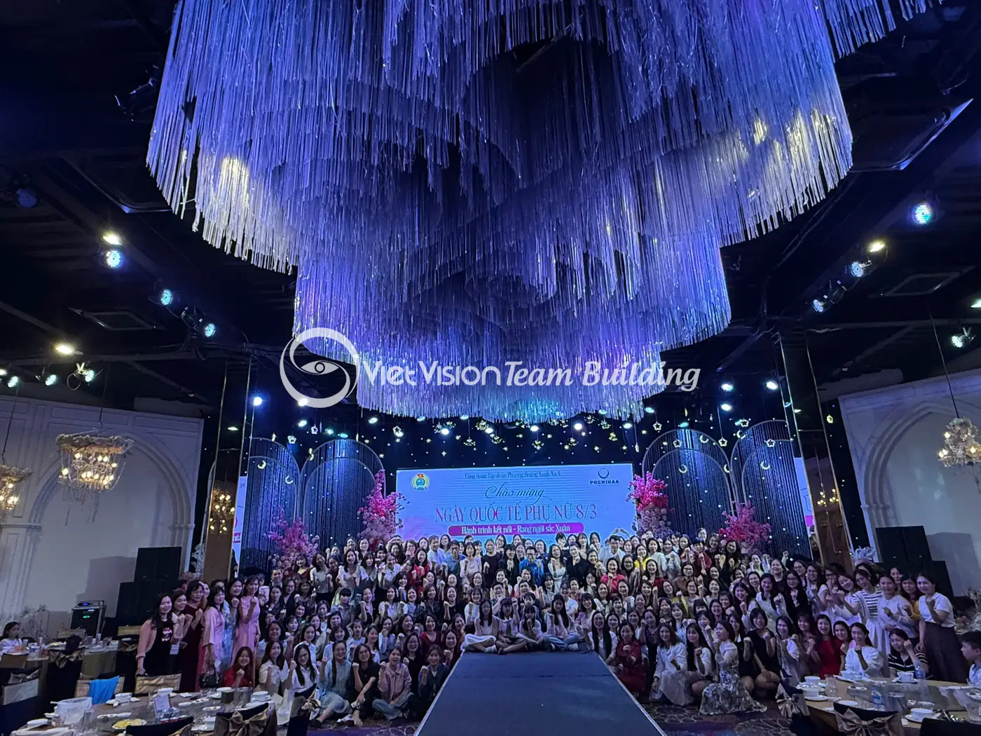 Không gian gala lớn trong chương trình team building Hạ Long cho đoàn công ty
