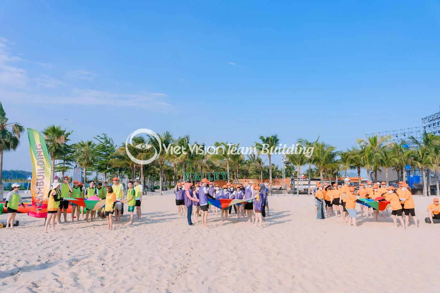 Không gian bãi chơi rộng cho nhiều đội tham gia team building Hạ Long