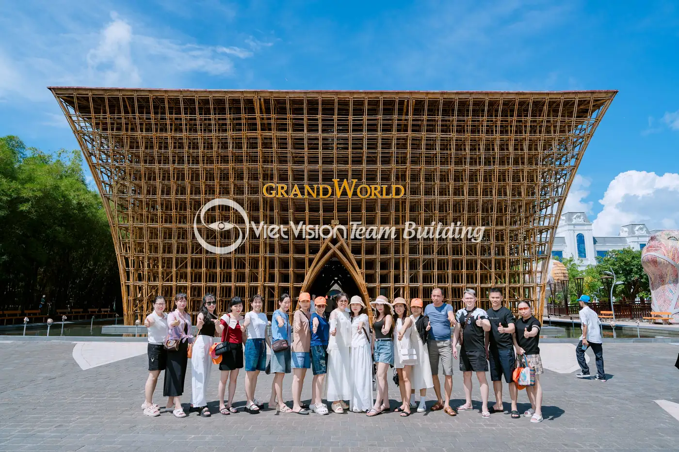 Đoàn công ty check in điểm đến Phú Quốc trong chuyến du lịch kết hợp team building