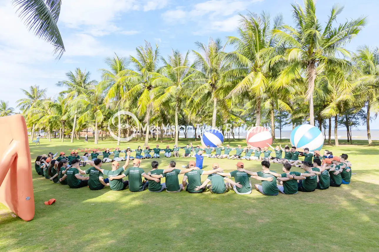 Đội hình team building tại Sầm Sơn phù hợp đoàn đông cần không gian biển rộng
