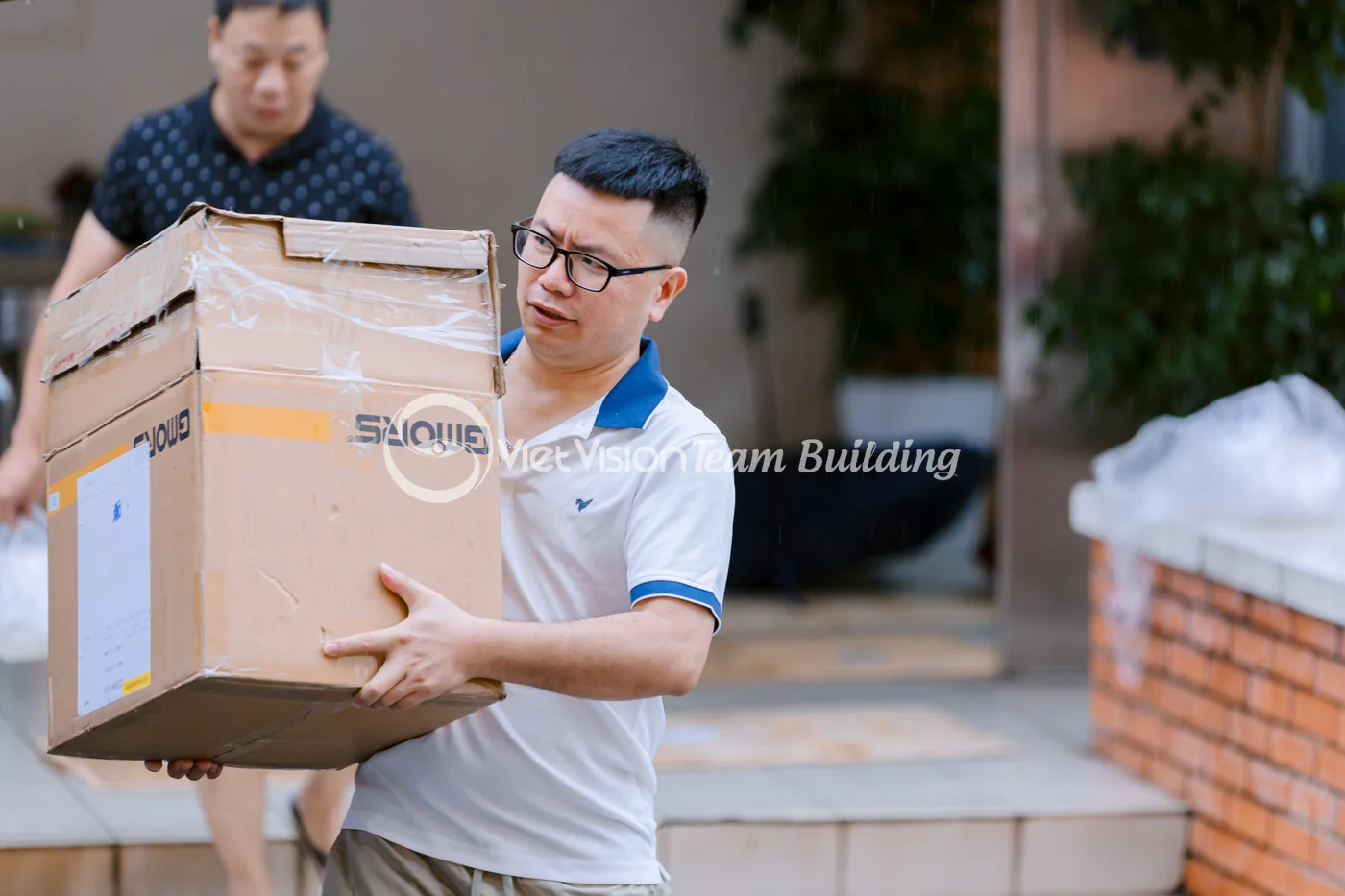 Nhân sự vận chuyển thùng phục vụ đoàn