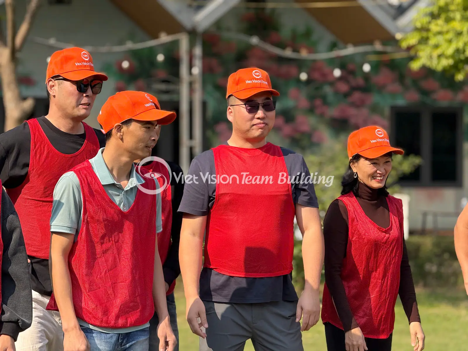 Đội Chơi Sẵn Sàng Nhận Nhiệm Vụ Đội chơi mặc áo phân màu sẵn sàng nhận nhiệm vụ