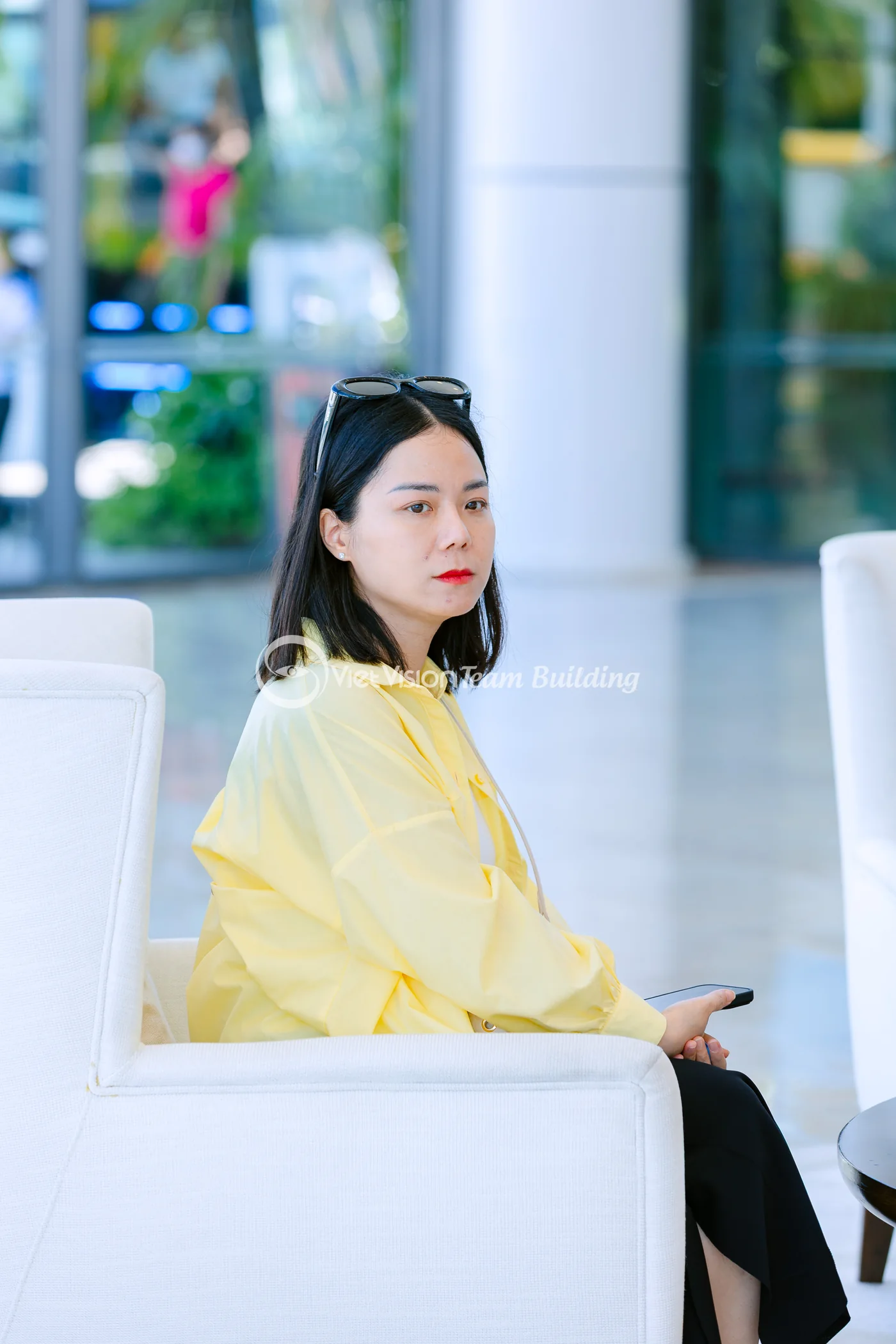 Màu trang phục hài hòa với bối cảnh sự kiện