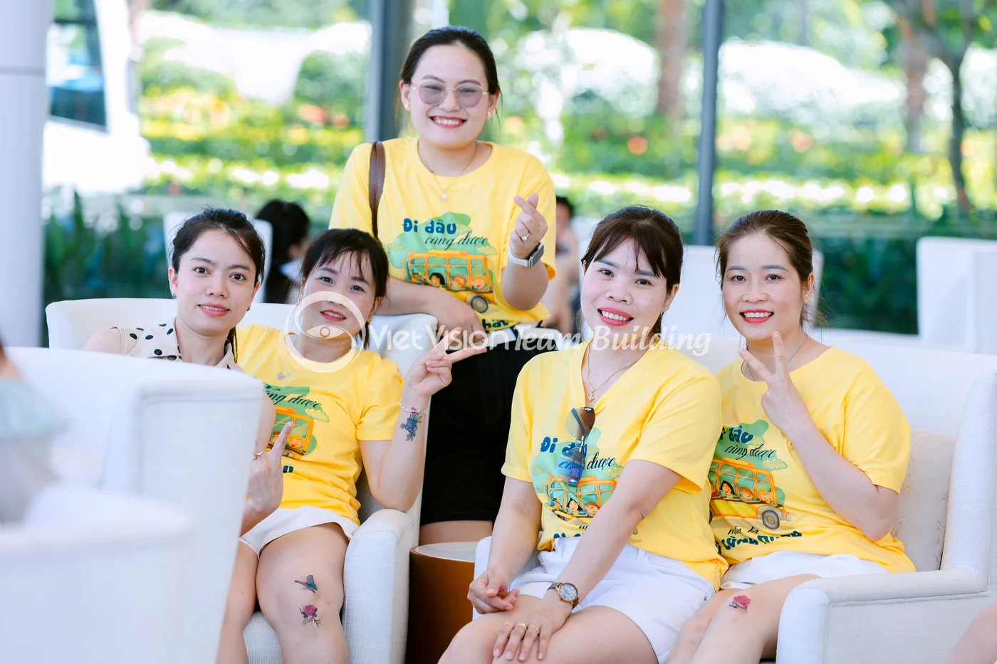 Nhóm nhân sự phối màu dress code dễ mặc